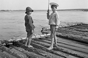Мальчики ловят рыбу с плота на реке Оке. Фотограф Д. Н. Смирнов. 1907—1910.