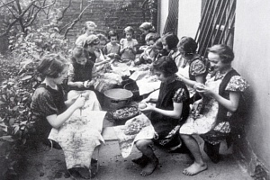 Дети Корчака чистят картошку