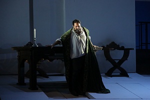 Ильдар Абдразаков в опере “Дон Карлос”. Фото Наташи Разиной © Мариинский театр