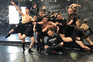 Игор Киров и артисты театра современного танца “Каннон Данс”