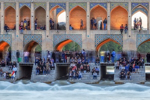 Горожане возле реки Зайендеруд и на ступенях моста Хаджу-Амир. Хосейн Камали