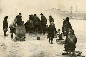 Хандогин Н. И. Фотография. Ленинградцы набирают воду в Неве во время блокады. ГМПИР