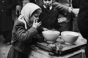 Советские дети из лагеря для перемещенных лиц в Германии едят хлеб и баланду