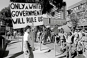 Плакат на параде Движения сопротивления африканеров (AWB) накануне Дня республики ЮАР. Южная Африка, 29 мая 1993
