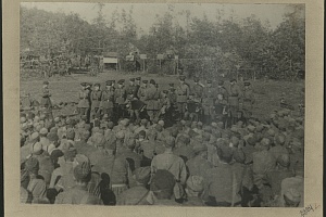 Фронтовой концерт. На фоне лагерь N-ской воинской части в лесу. Ленинградский фронт, 1941—1942