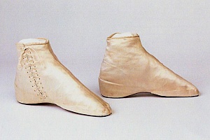 Ботинки из белого атласа на шнуровке. Неизвестное производство.  Россия. 1830-е