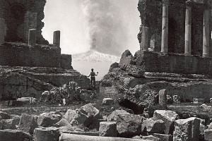 Извержение Этны, вид из античного театра, Таормина. 18 мая 1886. Архивы Алинари (Регион Тоскана)