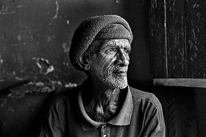 Пенсионер мистер Абрахам Абрахамс (66 лет) Южная Африка, Волмоед близ Оудсхорна, зима 2003