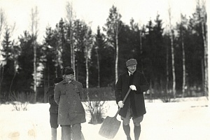 И. Е. Репин и Ф. И. Шаляпин на пруду в Пенатах. 1914