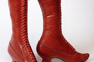 Высокие ботинки в русском стиле из красной кожи на шнуровке. Фирма Леон Оклер. Санкт-Петербург.1900-е