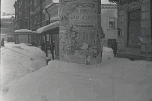 Афишная тумба, занесённая снегом на улице Правды в Ленинграде. 1942